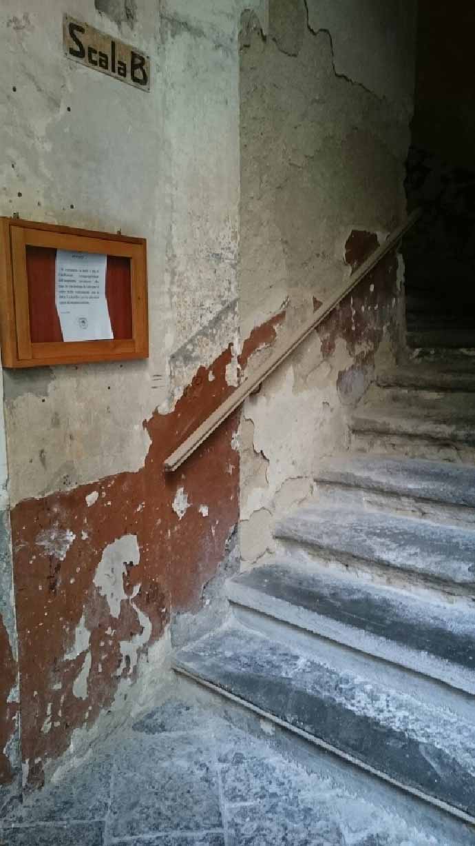 Intervention de professionnels pour traiter un problème de remontées  capillaires dans les murs d'une chambre à Roquevaire dans les Bouches du  Rhône - Traitement anti-humidité à Toulon dans le Var - Piacentino