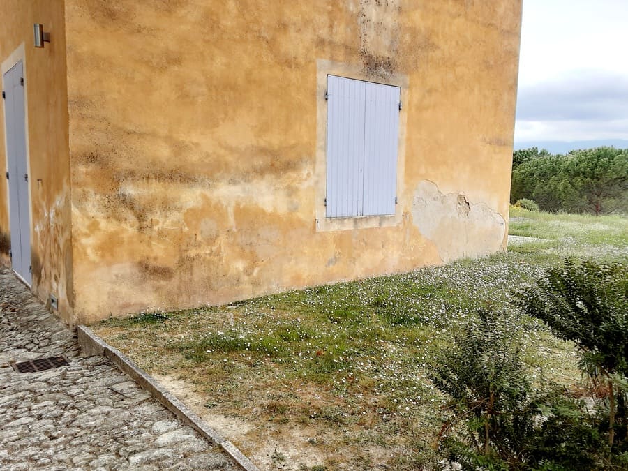 Mur jaune orange avec problème d'humidité